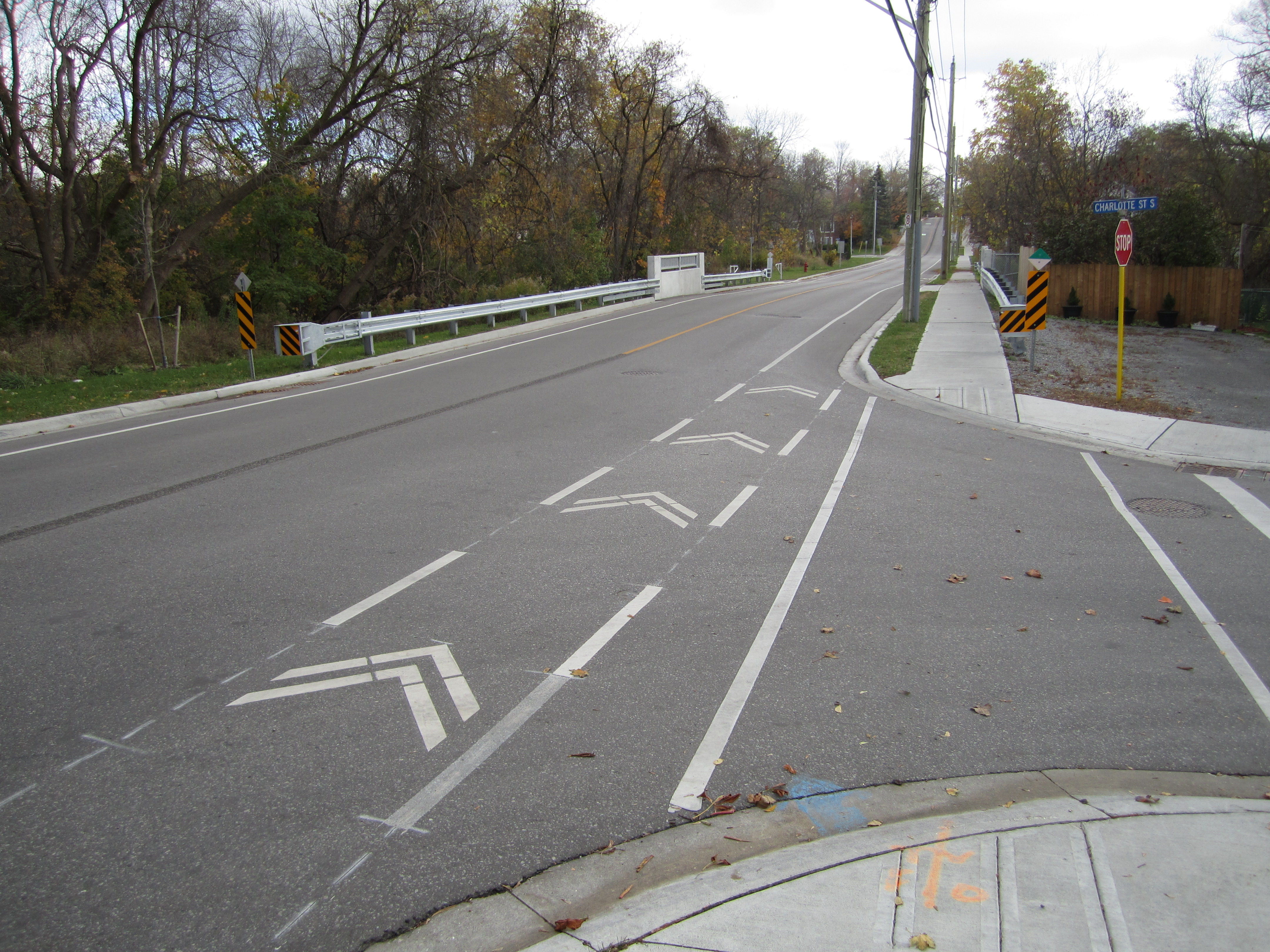 a picture showing 'chevrons' or double arrows on Srigley St