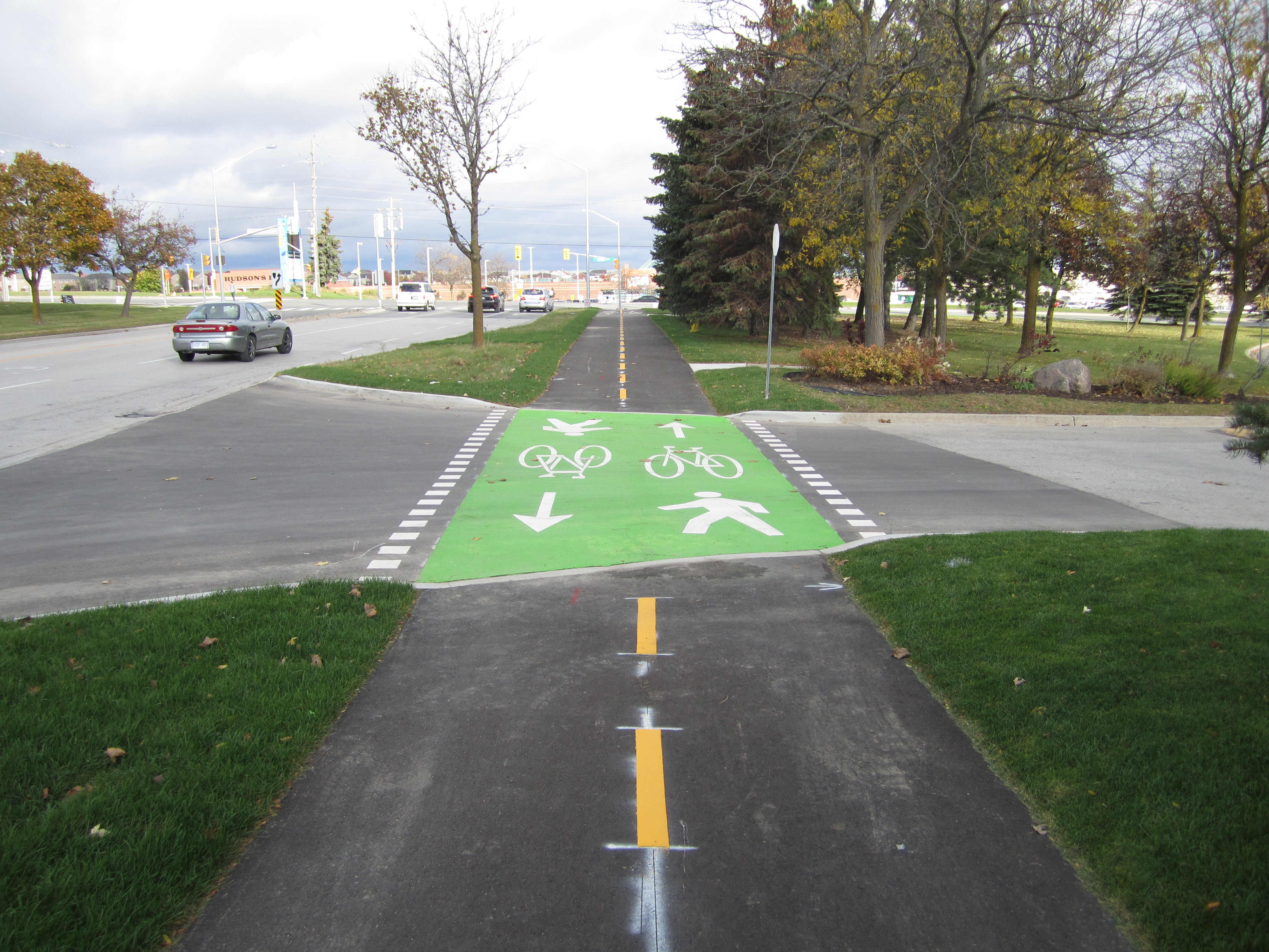 A picture of a multi use path on eagle st west looking northbound